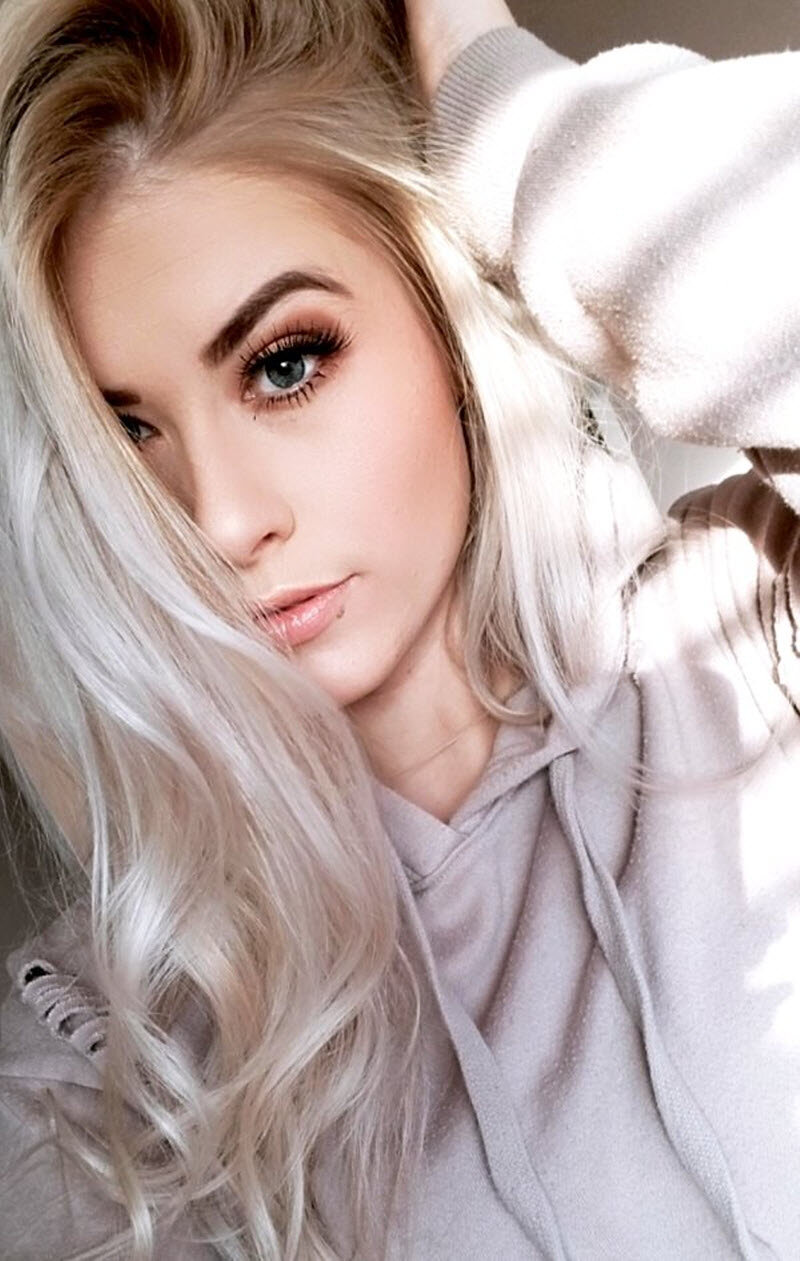 domashnie-foto-odnoy-blondinki-porno-ebut-rukoy