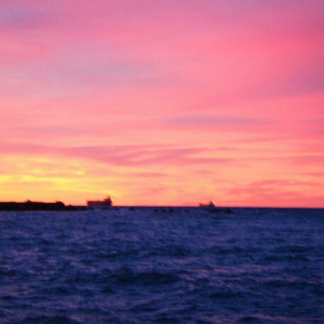 нежный закат на море фото