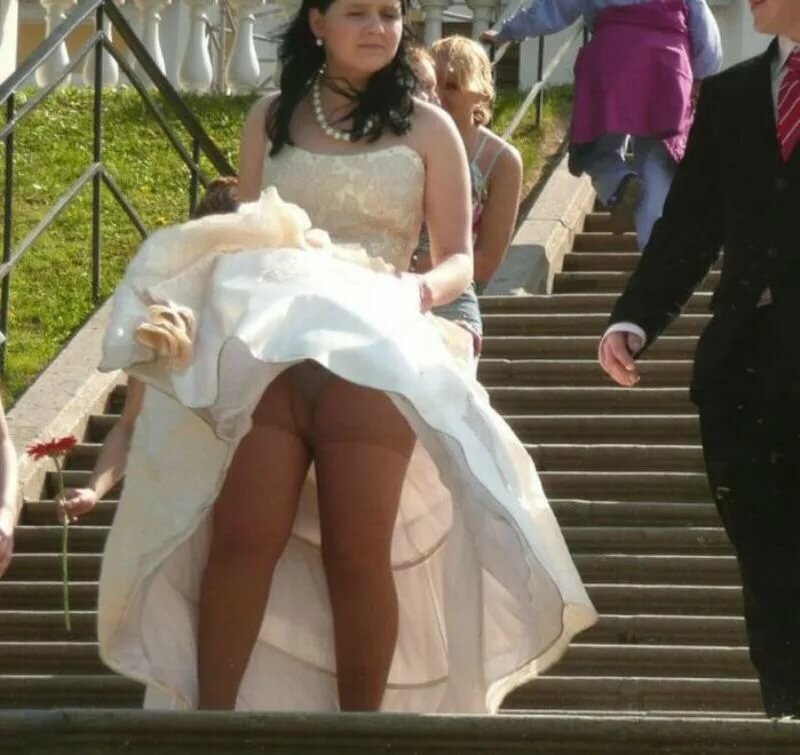 v-kadre-pod-yubkoy-krasivie-devushki-golyakom-foto-i-seks