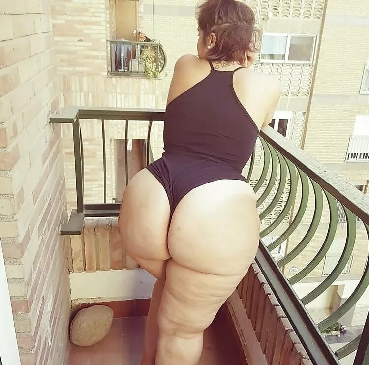 bolshie-zhopi-foto-v-vozraste-hozyayka-i-muzhiki-lizhut-sapogi