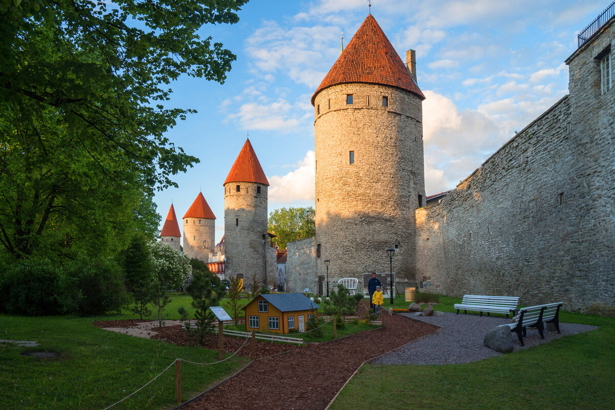 Крепостные стены и башни Таллина фото