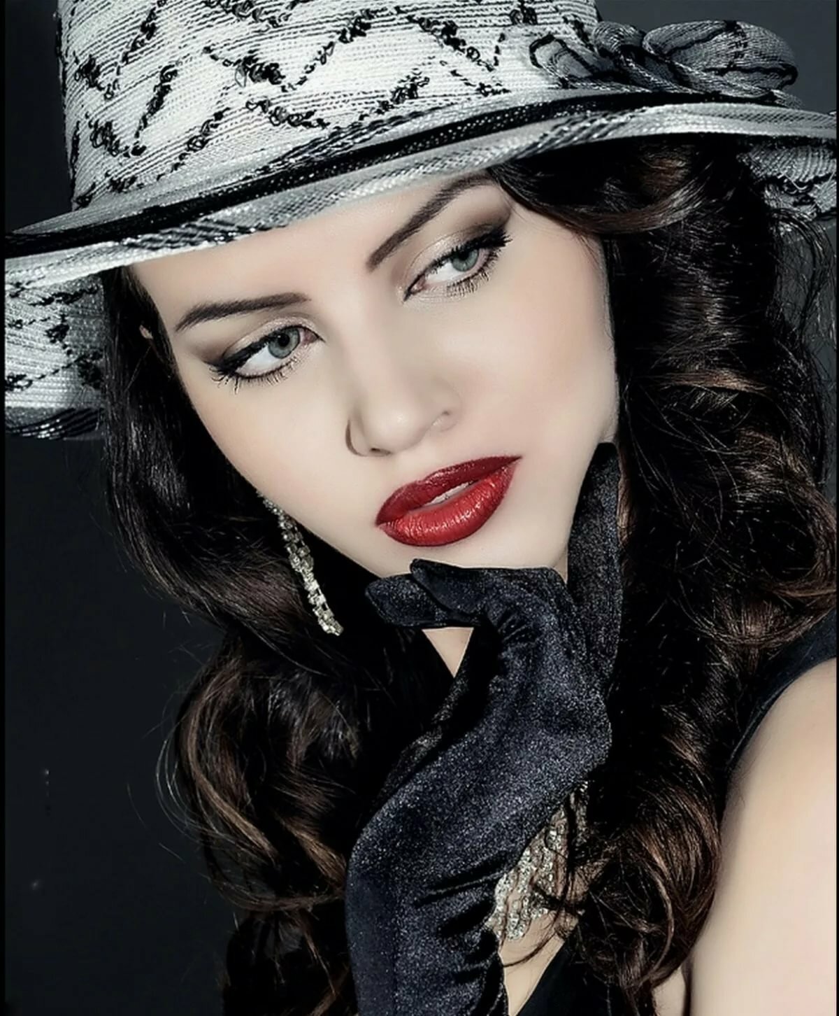 kreslo-shiroko-krasivie-i-glamurnie-kiski