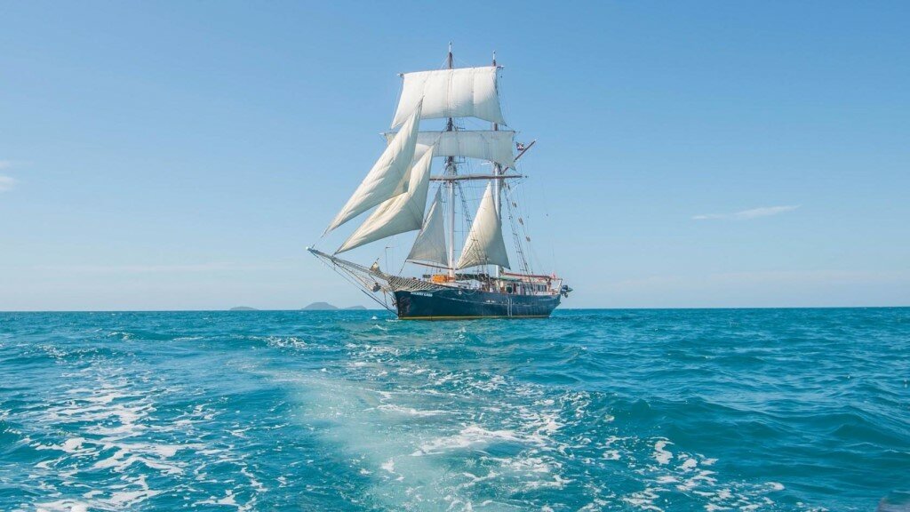 картинки кораблей с парусами на море фото