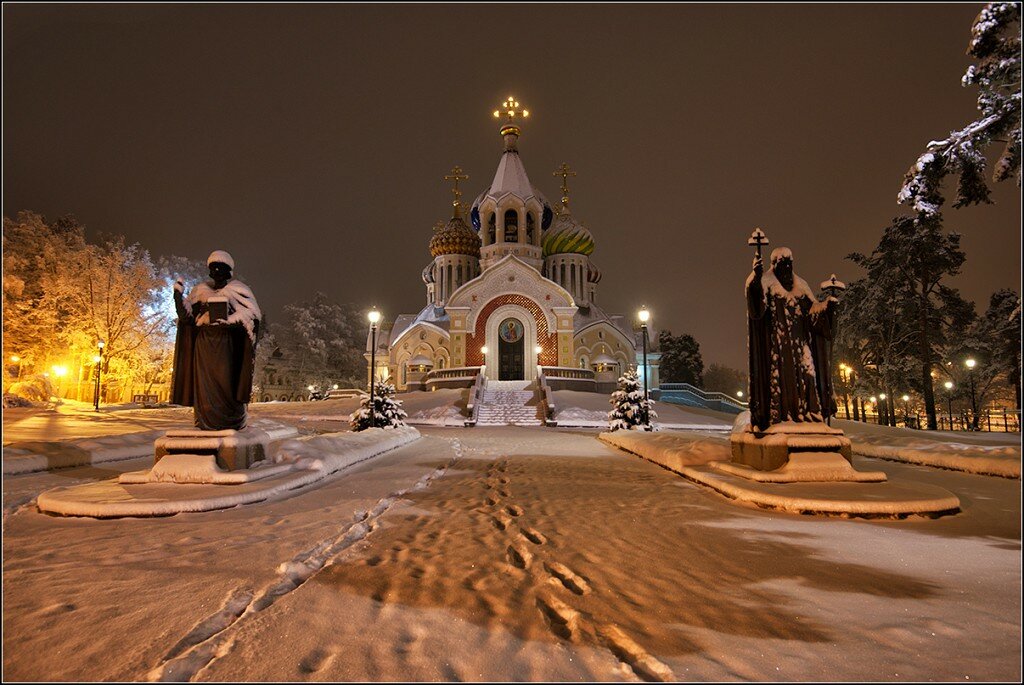 храм игоря черниговского в переделкино ночью фото