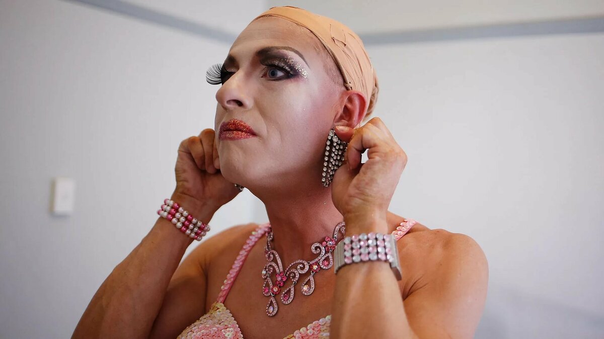 foto-muzhchini-transvestiti-eroticheskie-video-trah-v-tualete