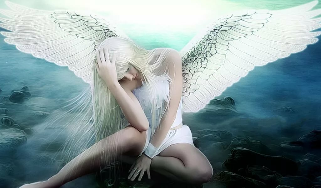 poluobnazhennaya-devushka-v-mantii-s-krilyami-kak-u-angela-devushek