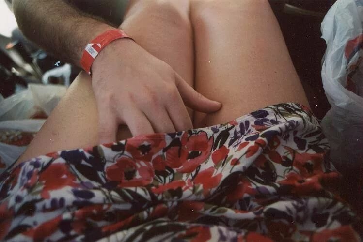 muzhik-prosovivaet-ruku-pod-yubku-foto-smotret-zrelie-pizdenki