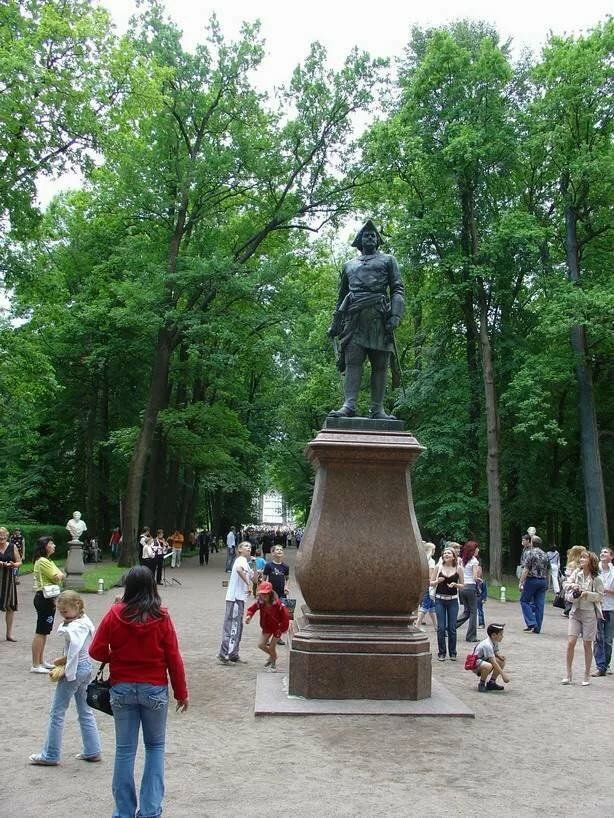 памятник петру 1 в петергофе в нижнем парке фото