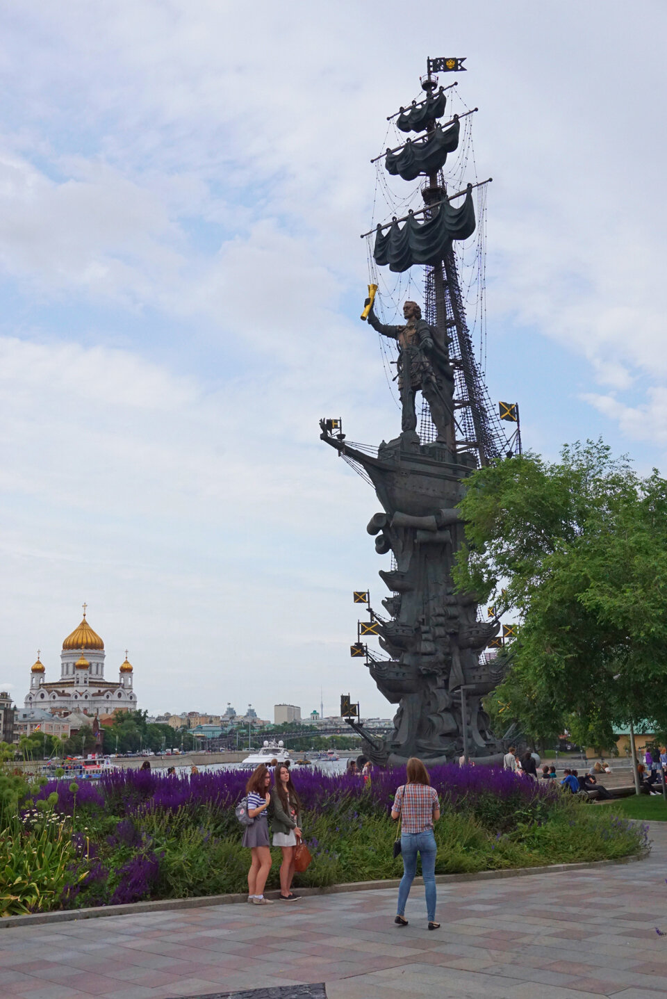 памятник церетели в москве петру первому фото