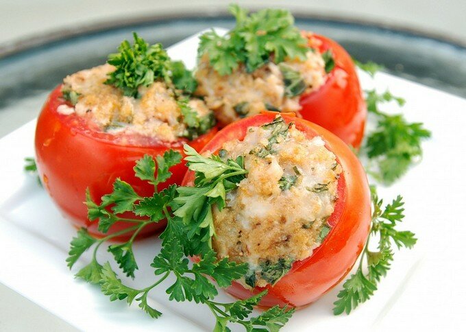 помидоры фаршированные куриным филе и овощами фото