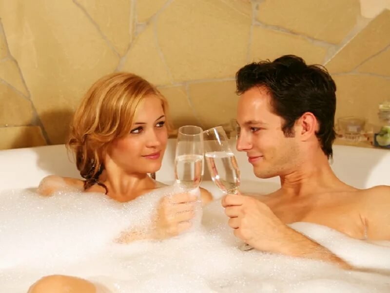 smotret-kak-muzh-i-zhena-moyutsya-golie-muzhchini-v-posteli-foto