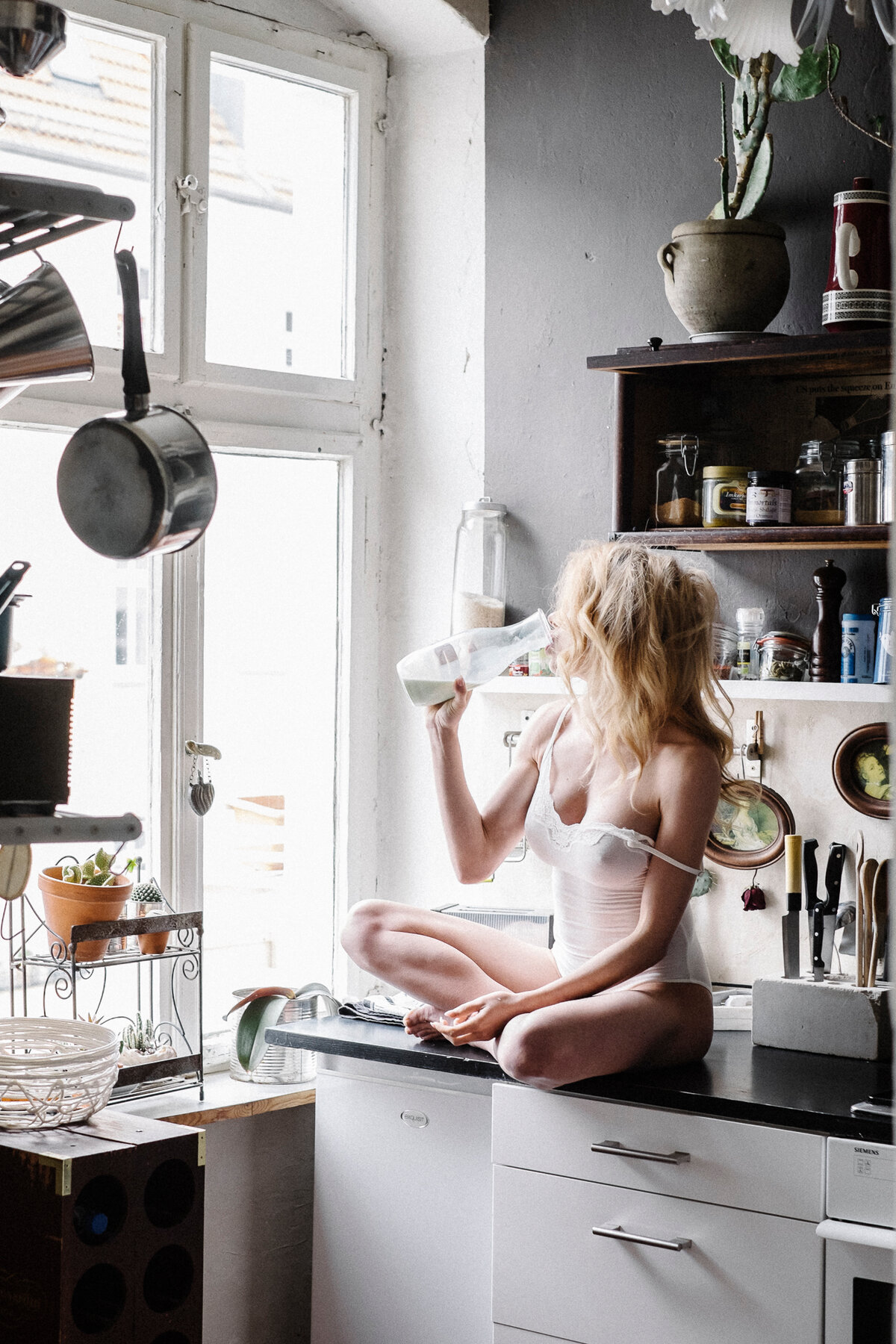 devushka-hodit-golaya-po-domu