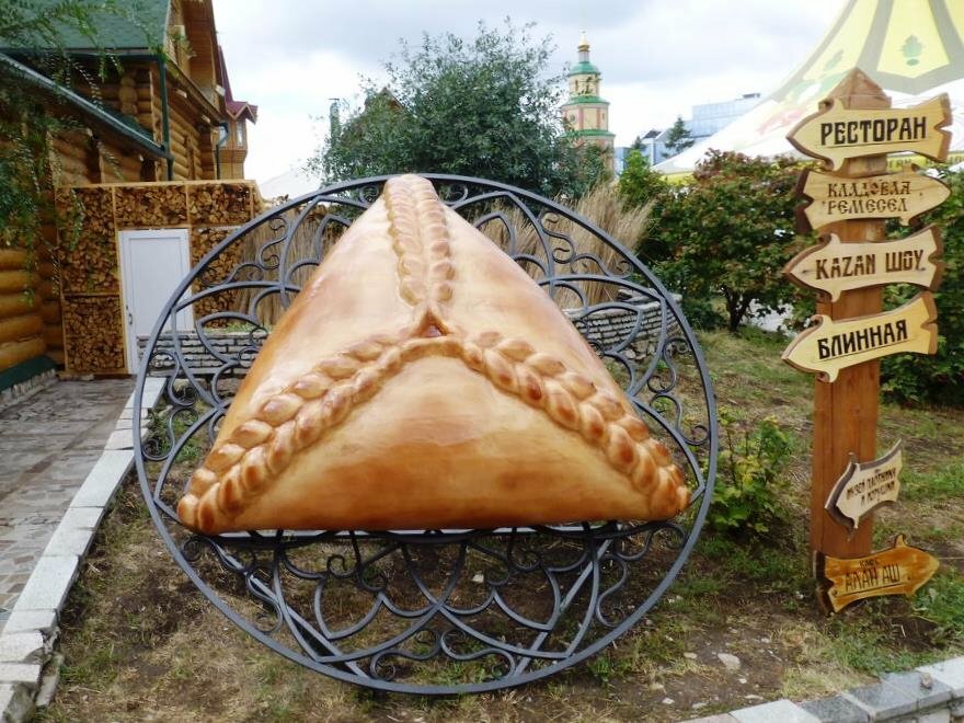 памятник эчпочмаку в казани фото