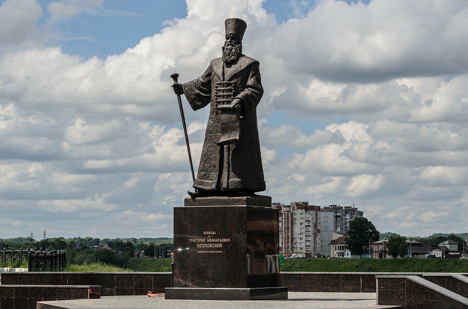 памятник воеводе козловскому в сызрани фото