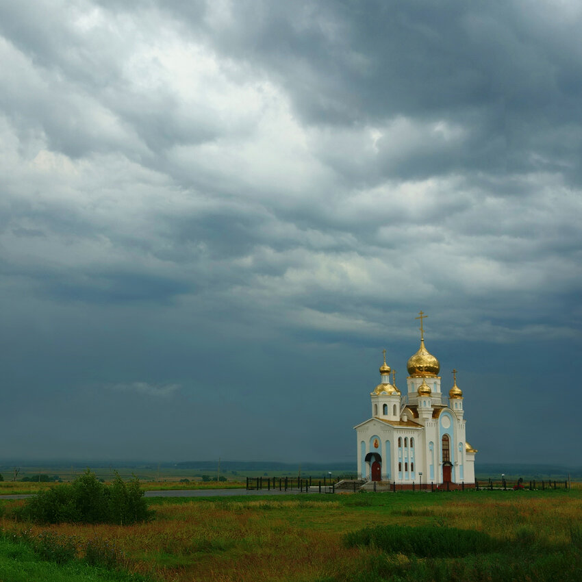 тучи и церковь фото