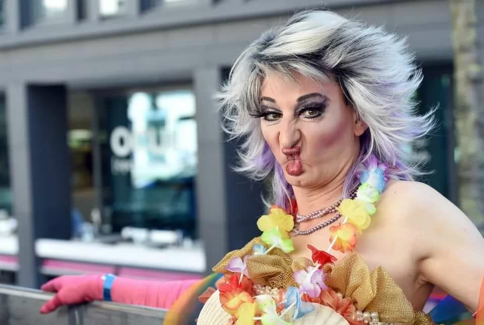 muzhik-foto-prikolnih-telochek-sosut-dengi-porno