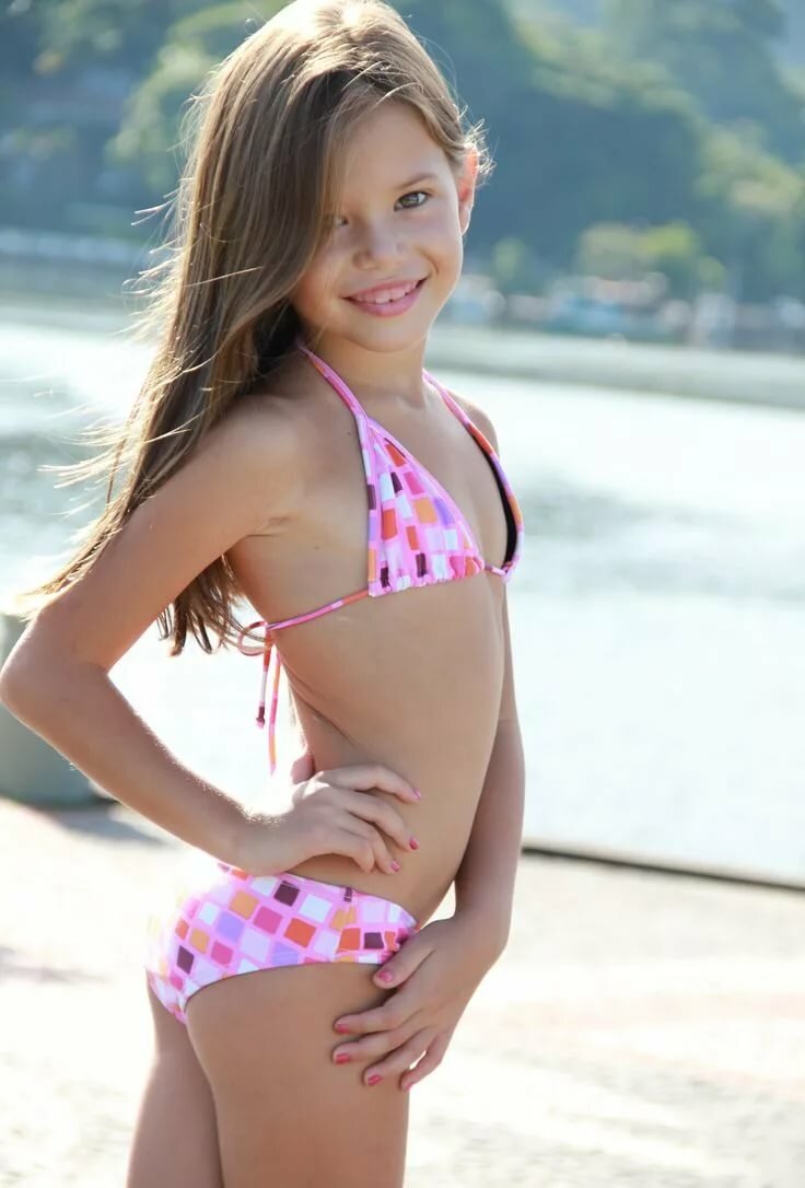 young-teen-ru-de-naked-girl-in-move