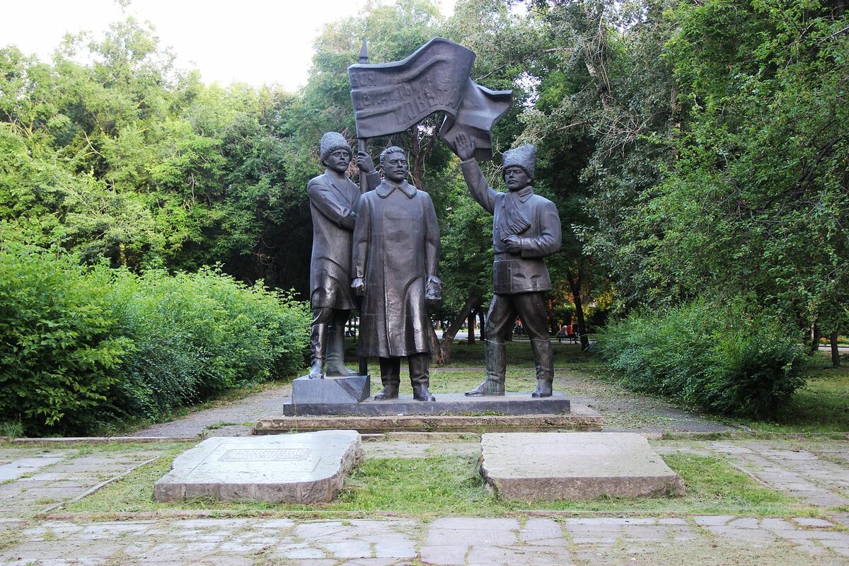 памятник кравченко щетинкину и сургуладзе в минусинске фото