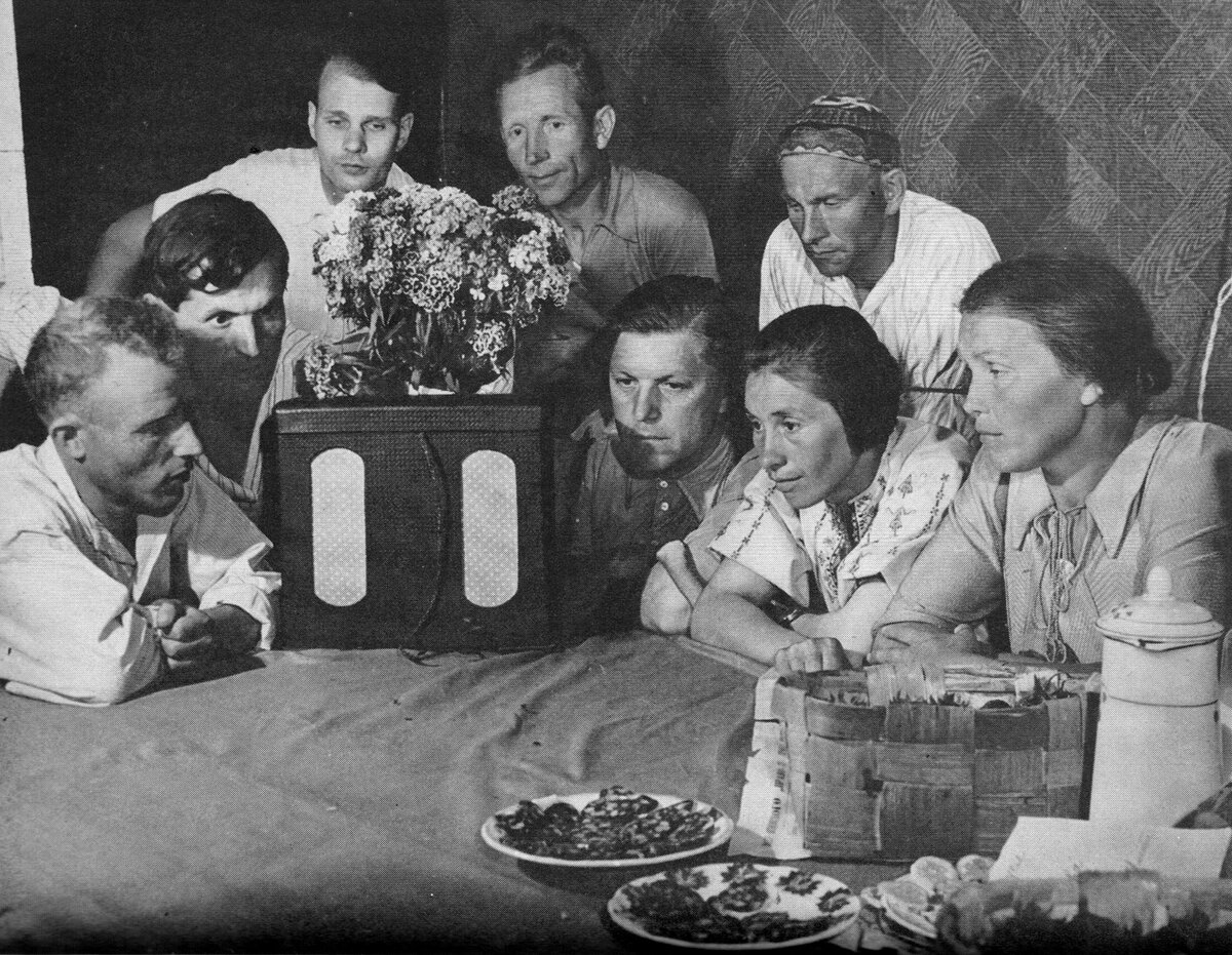 Сводка Главного командования Красной Армии за 22 июня 1941 года Совинформбюро, Снимок, МБуркУайт, сводку, слушают, колхоза, «Путь, Ильича», Члены