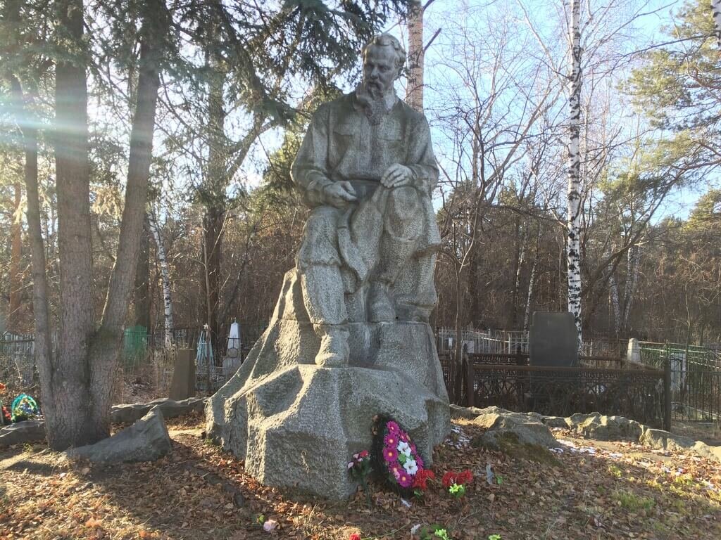 памятник бажова в екатеринбурге фото