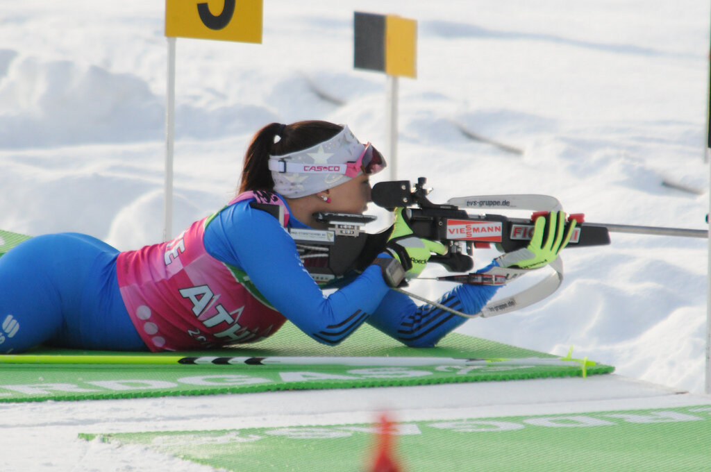 model-biatlonistka-stoit-rakom-foto-goloy-ochen-seksualnoy