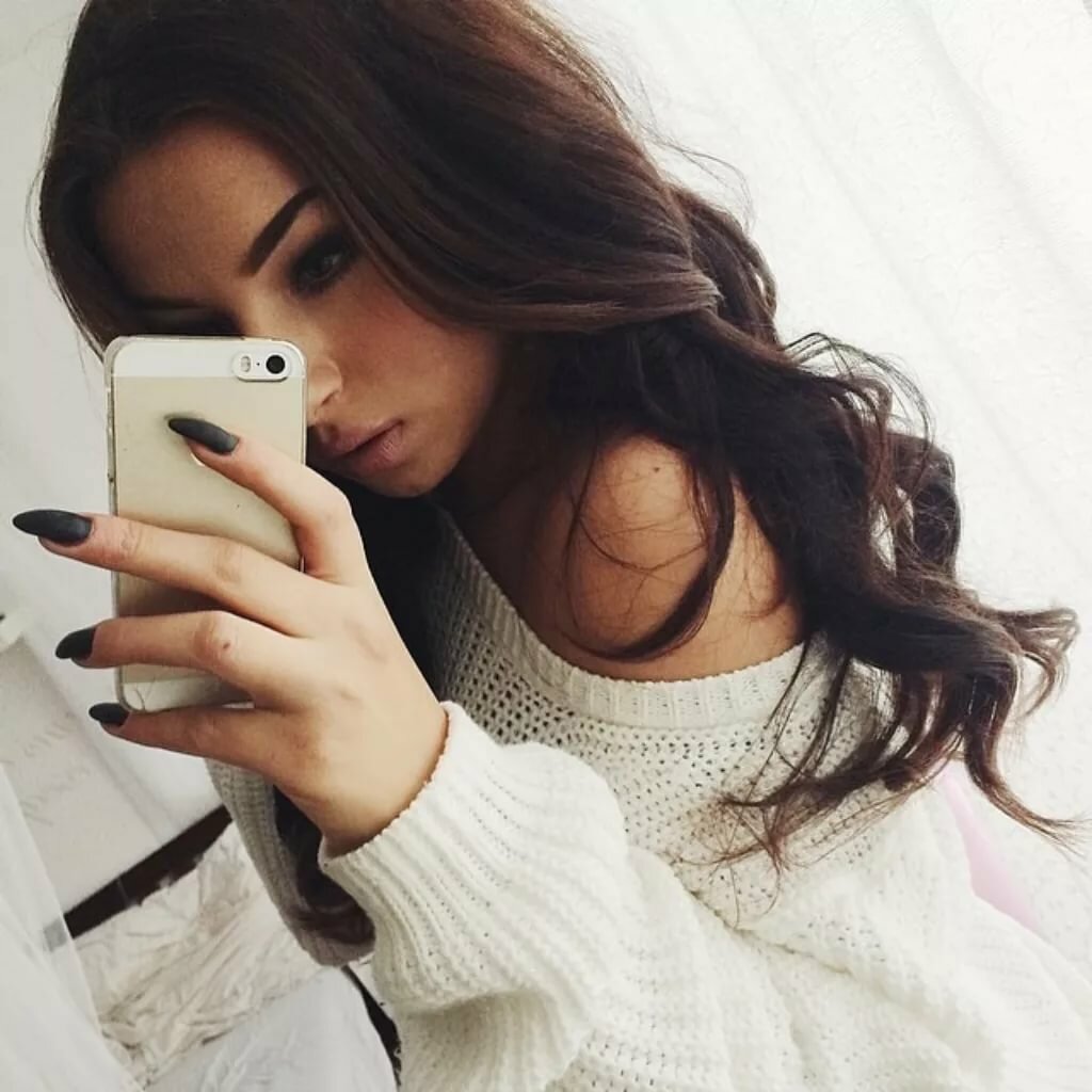 devushki-foto-skritim-telefonom