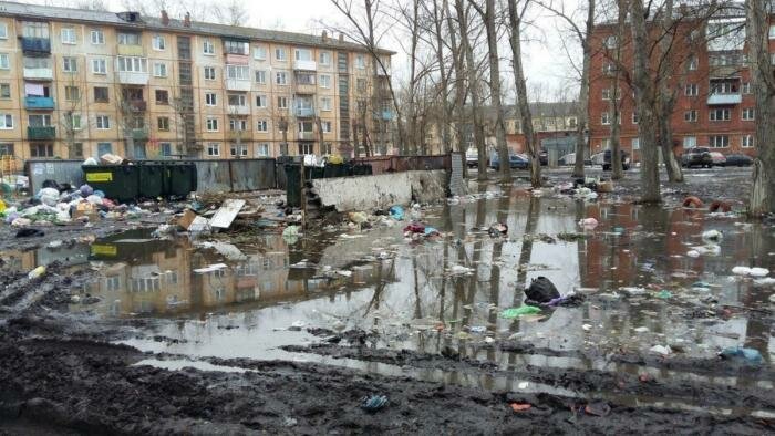 грязный двор фото