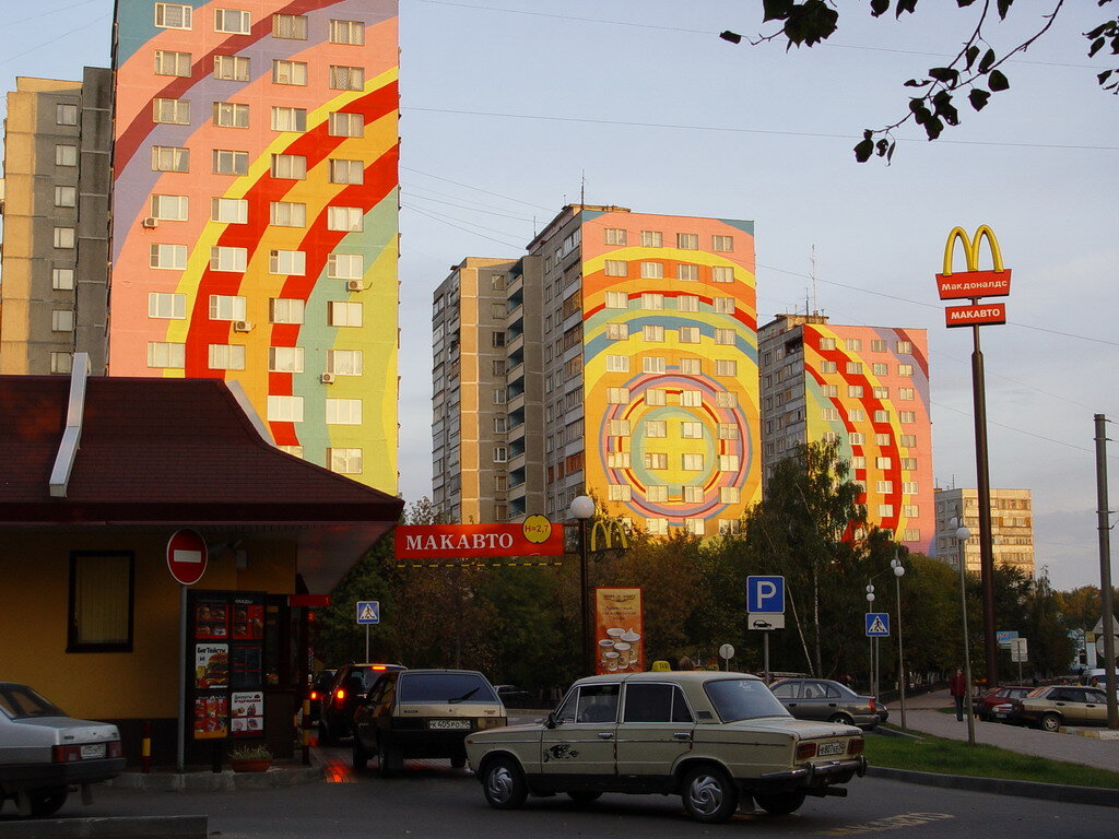 радужное здание в москве фото