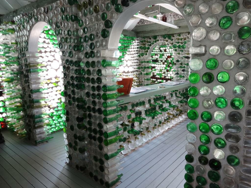 как сделать стену из пластиковых бутылок