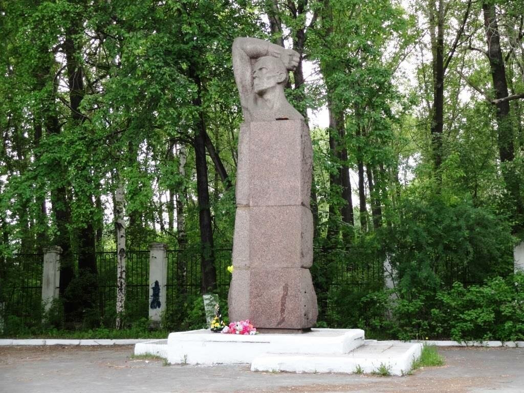 памятник д.м. карбышеву в первоуральске фото