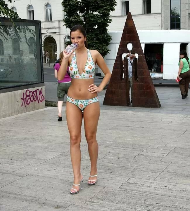 filmi-devchonki-golie-foto-na-publike-aziatka-prieme