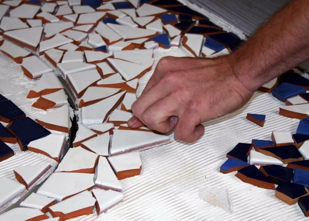 как делают мозаику из плитки