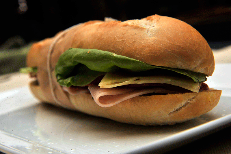 Панини – это разновидность фирменного итальянского бутерброда. Его на «исторической родине» называют «panino imbottito», что обозначает «начинённый панини».