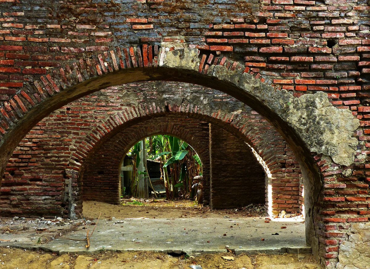 старинная кирпичная арка фото