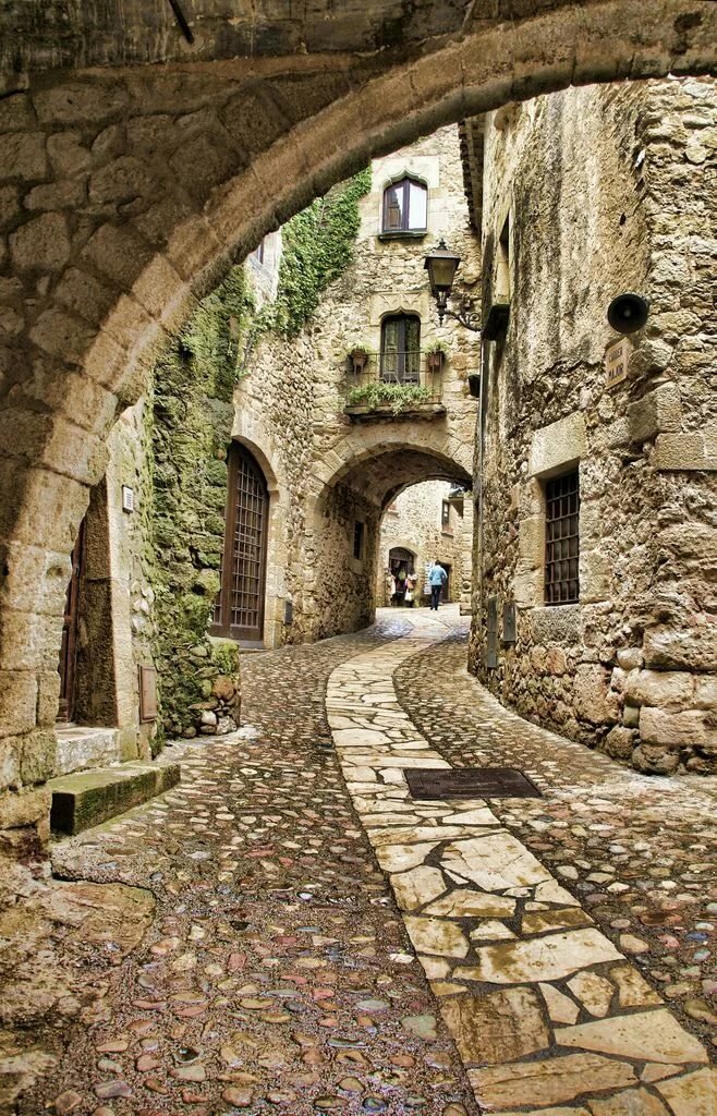 старинные каменные улочки фото