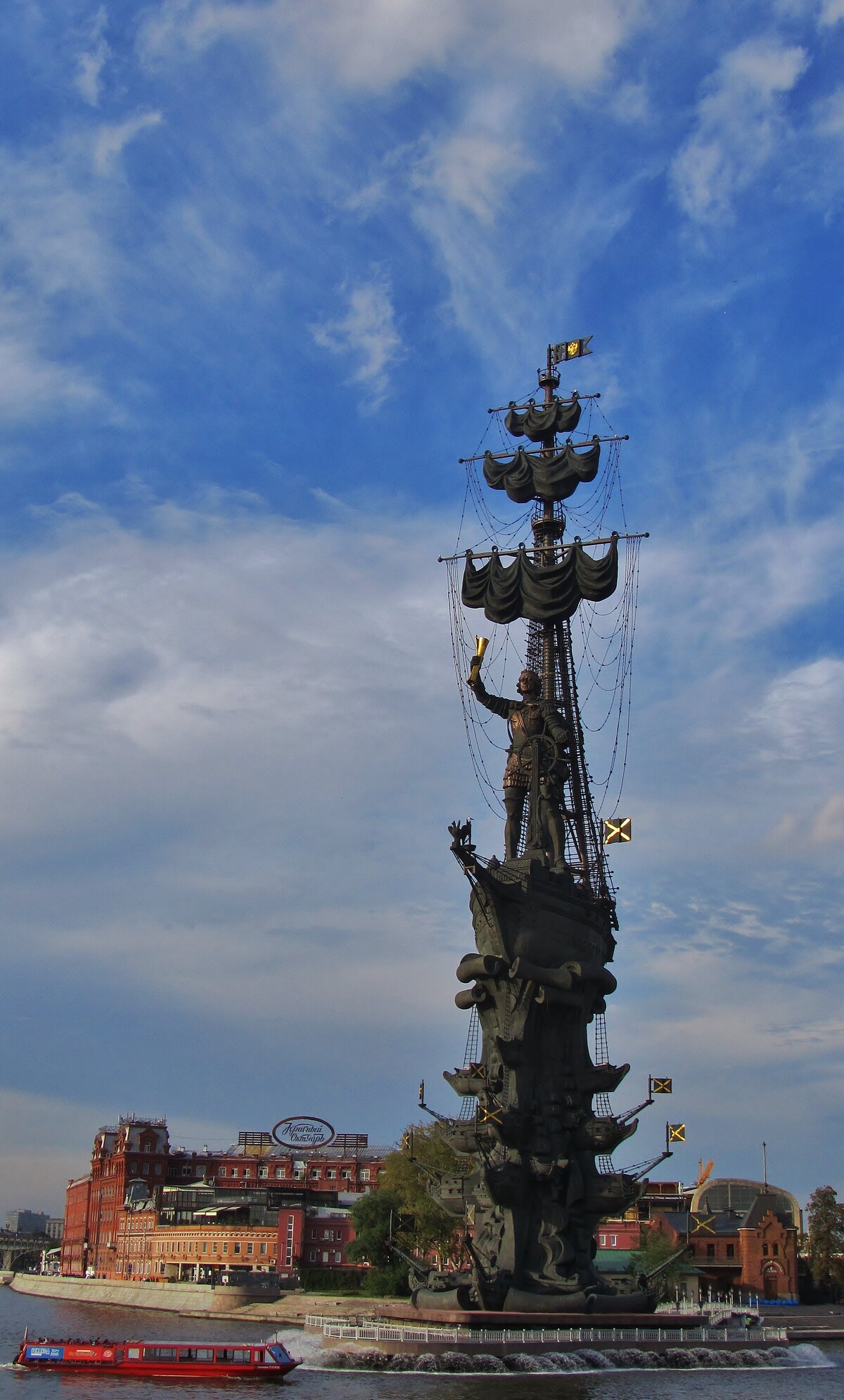 памятник петру церетели в москве фото