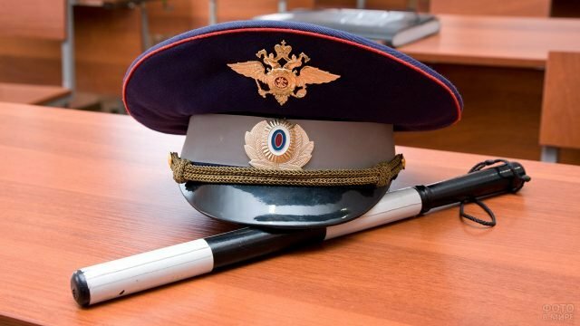 День ГИБДД в России празднуют 3 июля. Он рабочий, и даже сами сотрудники ГИБДД выходят на смену, правда, в праздничной форме. Ведь сегодня их могут повысить в звании или просто объявить благодарность. Сотрудники выстаивают торжественные линейки, где для них зачитывают телеграммы от президента и других чиновников. В праздник часто проводят демонстрации спецтехники, показательные учения. Не обходится день и без тематических концертов с участием певцов и актёров. Счастливчики, получившие звёзды на повышение звания, традиционно опускают их в стаканы, наполненные водкой. Её выпивают до дна, задерживая зубами дорогие значки.