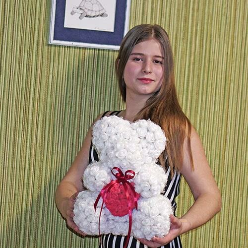 девушка с мишкой из роз фото