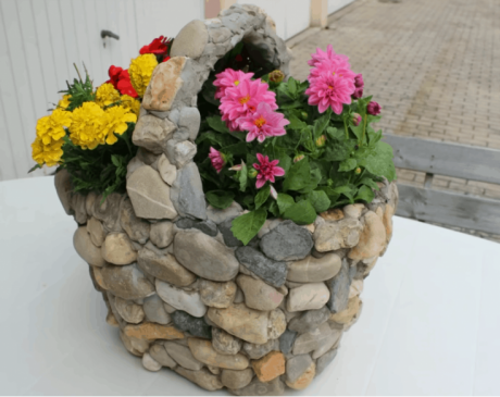 клумба корзина из камней фото