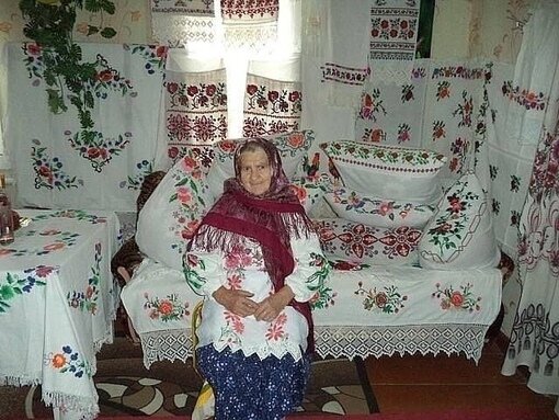 бабушка вышивает фото