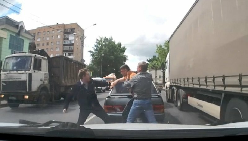 драка в клину на дороге фото