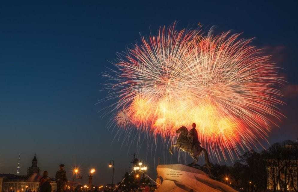 салют в санкт петербурге фото