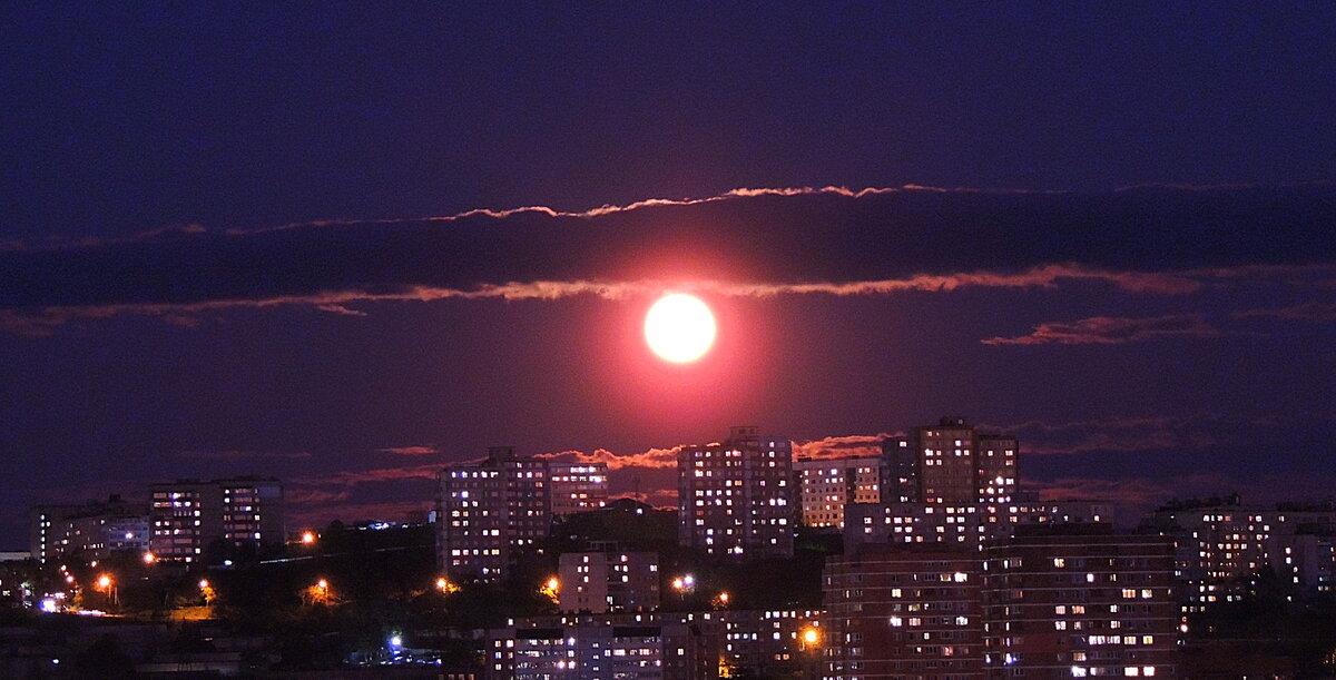 луна над городом фото
