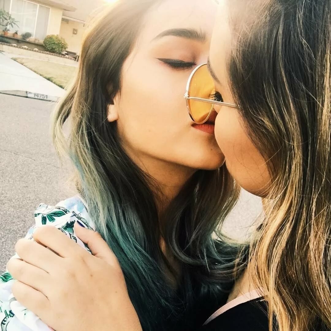girls-kiss-grils