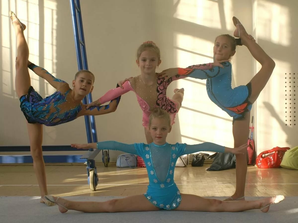 video-tri-devushki-gimnastki-pod-starinu-zaglotila-huy-s-yaytsom