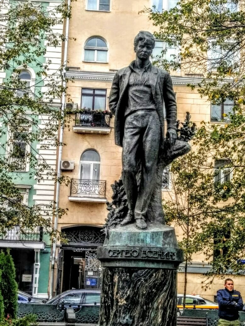памятник есенину на тверском бульваре фото