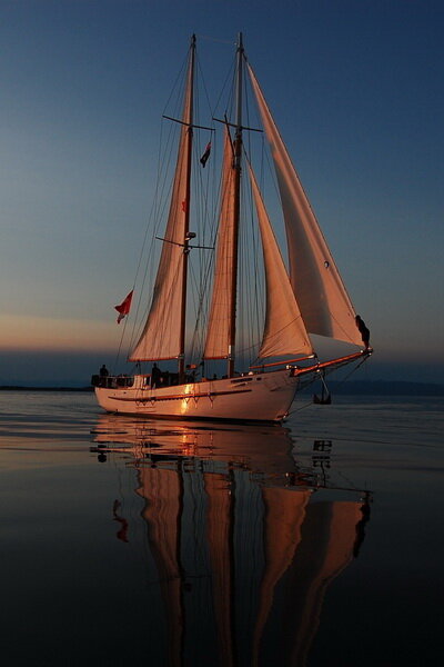 парусник в море фото