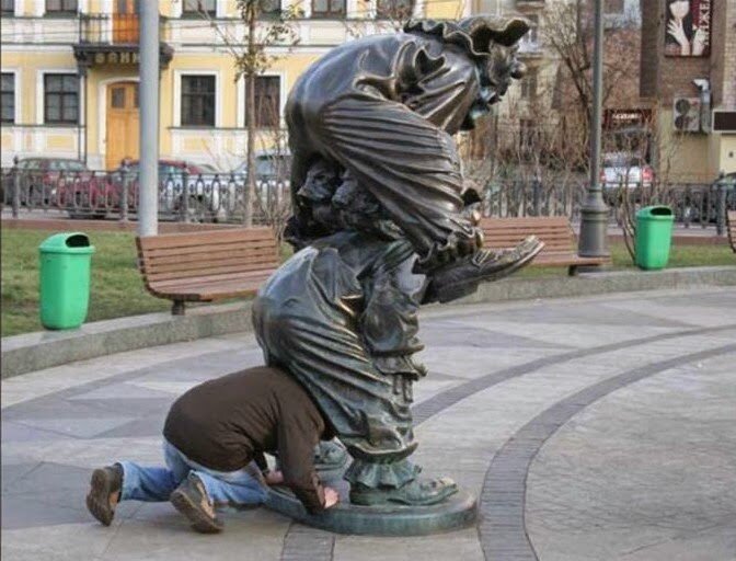 скульптура клоуна на цветном бульваре фото