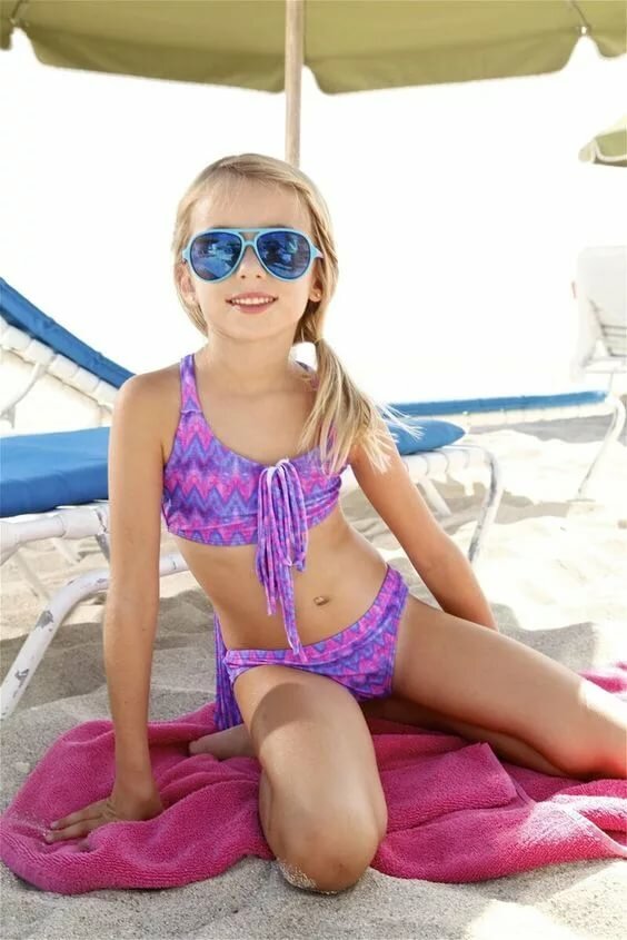 photos-naked-nude-small-little-girls-home