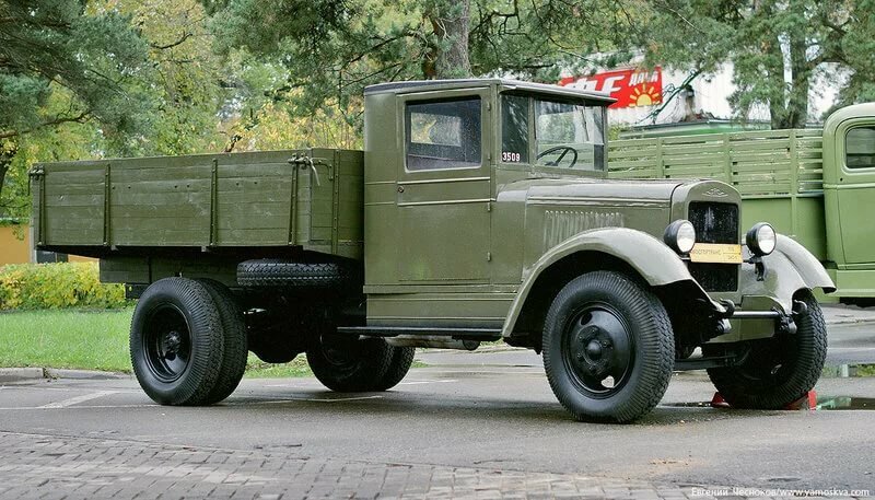 первая грузовой автомобиль газ-аа полуторка памятник в нижнем фото